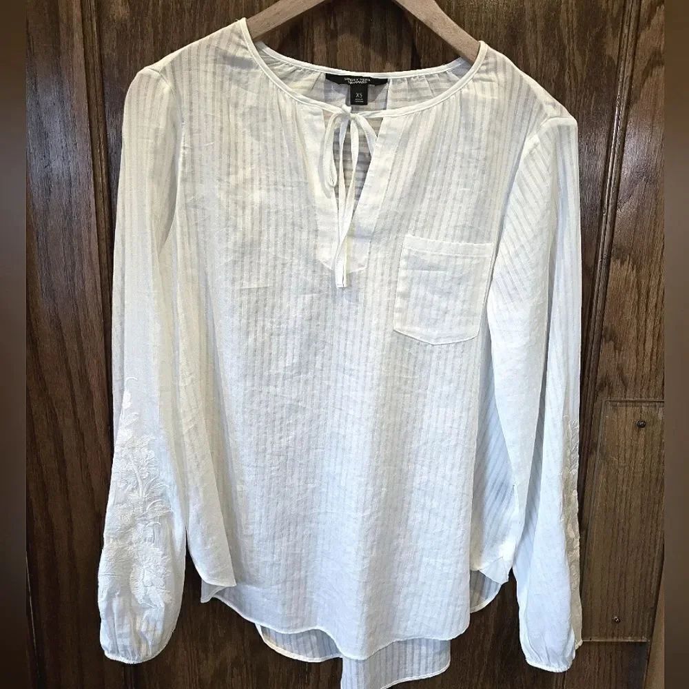 Simply Vera Wang Ivory Long Sleeve Tie Front Blouse with Floral Accents. XSMALL